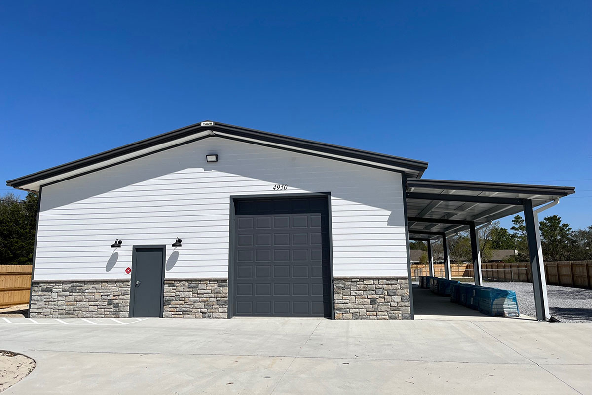 This 3900 square foot building includes one walk through door, a roll up door and an overhang. It features a hardi-board endwall. This 3900 square foot building includes one walk through door, a roll up door and an overhang. It features a hardi-board endwall.