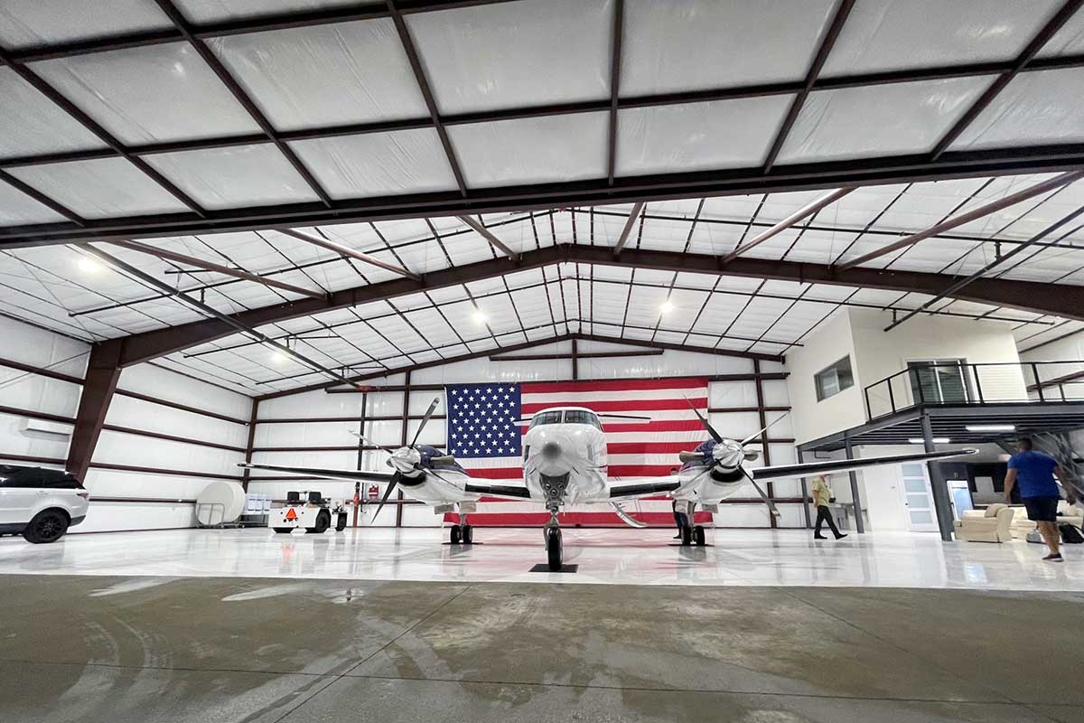 Hangar1200x800