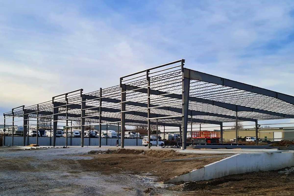 This 40,500 sq. ft. building has 50’ and 33' 4" bar joist bays with inset and outset girts with parapets at the outset locations.